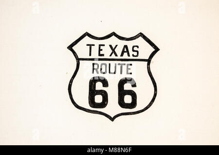 La route 66 au Texas au sein de l'autoroute nous peint la protection avec des lettres noires sur un fond blanc Banque D'Images