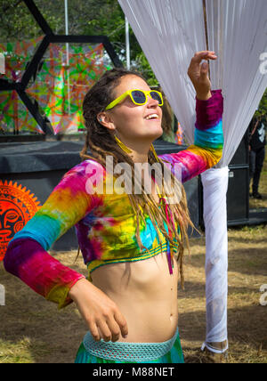 Cheerful girl avec des dreadlocks colorés en haut est la danse au festival. FOURЭ L'été. Région d'Almaty. Le Kazakhstan. Banque D'Images