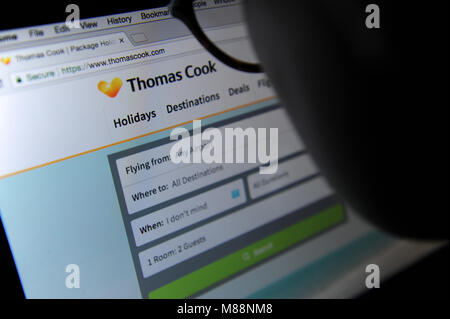 Une femme regarde le site web de Thomas Cook sur un ordinateur Banque D'Images