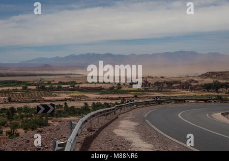 Tempête de près de la vallée de montagne du Haut Atlas. Avec la neige sur les sommets à l'arrière-plan. Maroc Banque D'Images