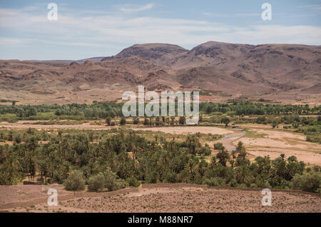 Vue du canyon d'Asif Ounila, près de Kasbah Ait Ben Haddou dans les montagnes de l'Atlas du Maroc Banque D'Images