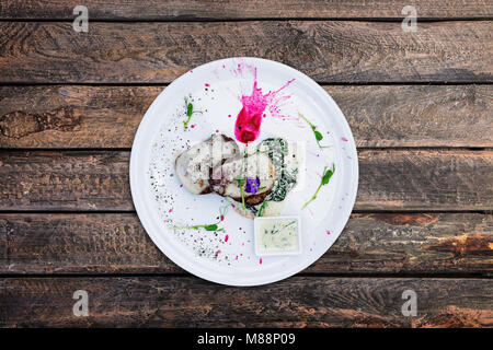 Médaillons de veau au fromage et épinards. Banque D'Images