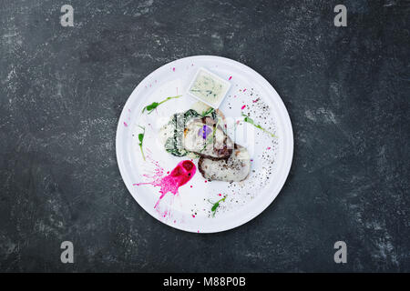 Médaillons de veau au fromage et épinards. Banque D'Images