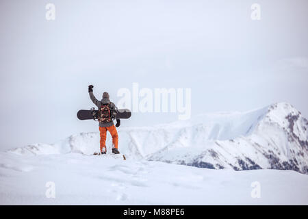 Snowboarder se dresse sur mountain top ski tour concept Banque D'Images