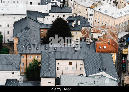 Salzbourg, Autriche - Août 6, 2017 : rues de la région de Salzbourg à partir de la forteresse de Hohensalzburg un jour nuageux Banque D'Images