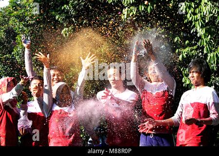 Bogor, Indonésie. Mar 16, 2018. Les participants jettent de la poudre colorée lancés par des bénévoles au cours de la 'BIG 4K Color Run' organisé par l'Agence d'information géospatiale (BIG) Le 16 mars 2018 à Cibinong, Java ouest, Indonésie.Les participants ont couvert de poudre de craie de couleur a pris part à la course qui a été inspiré par l'Indian Holi Festival. Credit : Risa/Krisadhi Pacific Press/Alamy Live News Banque D'Images