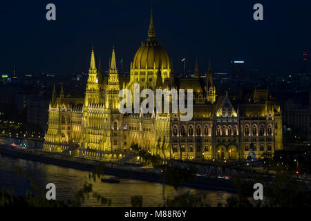 Des statique prise téléphotographique collier du parlement hongrois à Budapest la nuit Banque D'Images