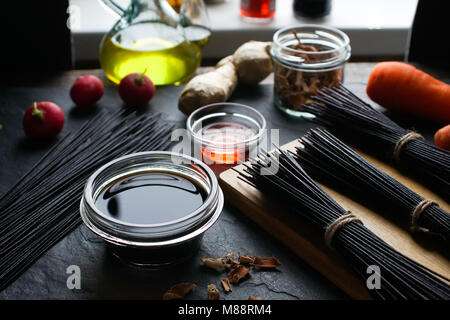 Vermicelles de riz noir et de légumes sur la table. Horizontale de la cuisine asiatique Banque D'Images