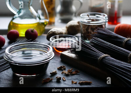Vermicelles de riz noir, le vinaigre, l'huile d'olive et des légumes. Horizontale de la cuisine asiatique Banque D'Images