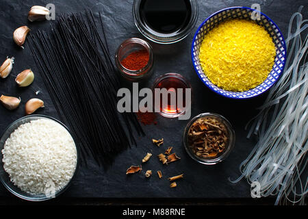 Riz, nouilles de riz et tempura sur une pierre noire. Horizontale de la cuisine asiatique Banque D'Images