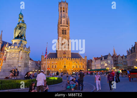 BRUGGE, BELGIQUE - 26 mai 2012 : le beffroi de Bruges est un clocher médiéval dans le centre historique de Bruges, Belgique. Utilisez uniquement éditoriale Banque D'Images