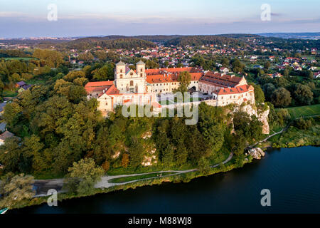 Monastère bénédictin sur la falaise rocheuse à Tyniec, près de Cracovie, en Pologne, et la Vistule. Vue aérienne au coucher du soleil Banque D'Images