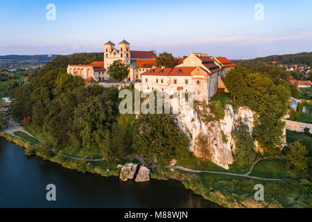 Monastère bénédictin sur la colline rocheuse de Tyniec, près de Cracovie, en Pologne, et la Vistule. Vue aérienne au coucher du soleil Banque D'Images
