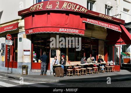 Café des 2 moulins, rue Lepic, Montmartre, Paris, France Banque D'Images