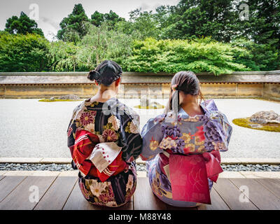 Les femmes japonaises à la recherche dans le jardin Banque D'Images