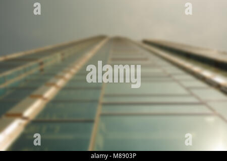 Ow flou artistique de l'image angle de verre d'un gratte-ciel moderne contre le ciel dans le quartier commerçant d'une ville Banque D'Images