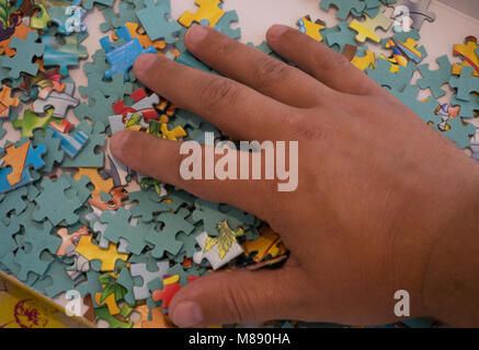 Mettre la main la dernière pièce de puzzle pour terminer la mission Banque D'Images
