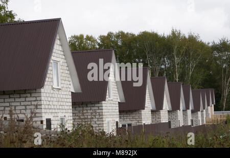 Zone résidentielle avec des maisons nouvellement construites dans une rangée Banque D'Images