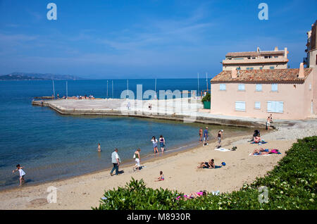 Tour Vieille, vieux port avec petite plage, vieille ville de Saint-Tropez, Côte d'Azur, France Sud, Côte d'Azur, France, Europe Banque D'Images