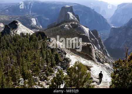 CA02869-00...CALIFORNIE - Vue du demi-dôme et Yosemite Valley de nuages reste dans le Parc National Yosemite. Banque D'Images