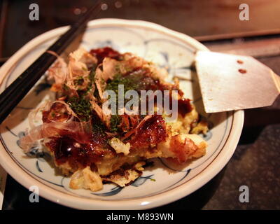 De style japonais, Okonomiyaki - Pizza. Okonomiyaki est une crêpe salé japonais contenant une variété d'ingrédients. Banque D'Images