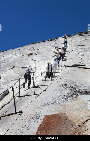 CA02882-00...CALIFORNIE - Les Randonneurs sur le parcours du câble jusqu'Demi Dôme dans le Parc National Yosemite. Banque D'Images