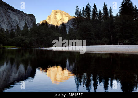 CA02894-00...CALIFORNIE - Sunset sur Demi Dôme reflétée sur la Merced River dans le Parc National Yosemite. Banque D'Images