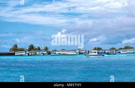 Panroamic voir des bateaux amarrés au port de sexe masculin, les Maldives island on a sunny blue cloudy sky jour maison de contexte Banque D'Images