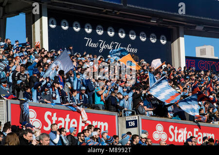 NYCFC partisans célébrer un but lors de la victoire 2-1 de leur équipe au-dessus de la Galaxie. Banque D'Images