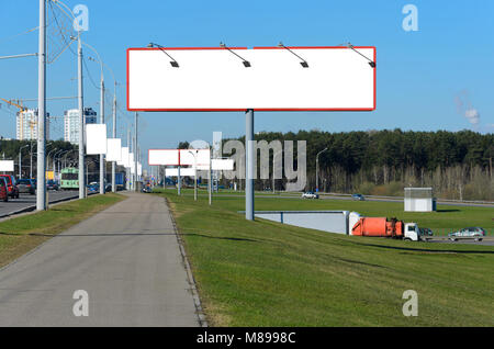 De nombreux panneaux d'affichage vierge sur l'autoroute à l'entrée de la ville Banque D'Images