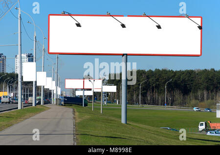 De nombreux panneaux d'affichage vierge sur l'autoroute à l'entrée de la ville Banque D'Images