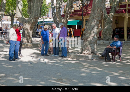 Les hommes de jouer aux boules (pétanque) à la Place des Lices, un jeu populaire, vieille ville de Saint-Tropez, Côte d'Azur, France Sud, Côte d'Azur, France, Union européenne Banque D'Images