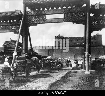 Memorial Arch, Beijing, Chine par Burton Holmes, 1901 Banque D'Images