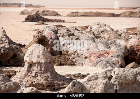 Désert sur le territoire de l'Éthiopie, d'énormes espaces de sable et de rochers roses, formes altérées. Banque D'Images