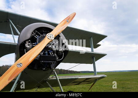 PLASY, RÉPUBLIQUE TCHÈQUE - 30 avril 2017 : triplan Fokker Dr.I triplan de l'aéroport se trouve sur le 30 avril 2017 à Plasy, République tchèque. Banque D'Images