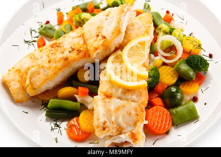 Plat de poisson - Filet de poisson frit et des légumes Banque D'Images