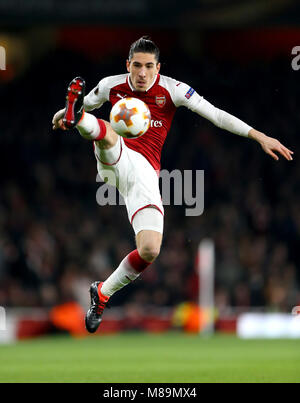 Hector Bellerin d'Arsenal contrôle la balle au cours de l'UEFA Europa League round de 16, deuxième match aller à l'Emirates Stadium, Londres. Banque D'Images