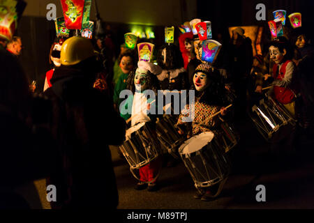 Stadthausgasse, Bâle, Suisse - Février 19th, 2018. Un groupe d'enfants en costumes jouant les caisses claires au cours de la morgestraich parade. Banque D'Images