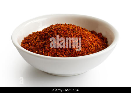 Mélange d'épices barbecue rouge Bol en céramique blanc en isoslated sur blanc. Banque D'Images