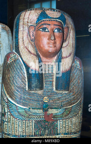 Une maman en bois peint/cas coffin au département des Antiquités égyptiennes, Musée du Louvre, Paris, France Banque D'Images