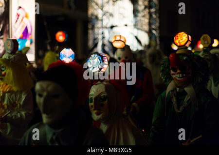 Stadthausgasse, Bâle, Suisse - Février 19th, 2018. Gros plan du carnival participants portant des costumes individuels avec masque lumineux lanternes. Banque D'Images