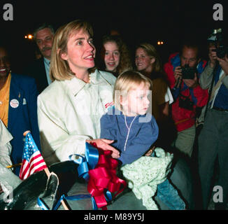 Elon, North Carolina, USA, 26 octobre 1992, le Bill Clinton et Al Gore Campaign Bus tour s'arrête à Elon College en Caroline du Nord et célèbre l'anniversaire d'Hillary Clinton avec fleurs et ballons et elle est présentée par la presse de voyage avec un âne en papier mâché qui a parcouru le reste de la campagne avec les Clinton. Credit : Mark Reinstein/MediaPunch Banque D'Images