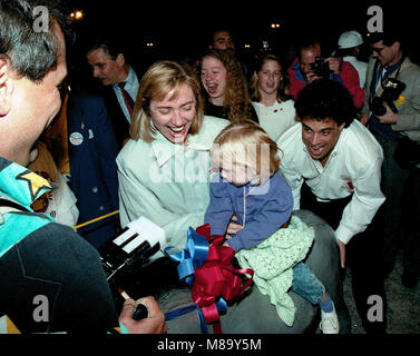 Elon, North Carolina, USA, 26 octobre 1992, le Bill Clinton et Al Gore Campaign Bus tour s'arrête à Elon College en Caroline du Nord et célèbre l'anniversaire d'Hillary Clinton avec fleurs et ballons et elle est présentée par la presse de voyage avec un âne en papier mâché qui a parcouru le reste de la campagne avec les Clinton. Credit : Mark Reinstein/MediaPunch Banque D'Images