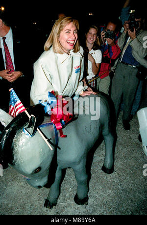 Elon, North Carolina, USA, 26 octobre 1992, le Bill Clinton et Al Gore Campaign Bus tour s'arrête à Elon College en Caroline du Nord et célèbre l'anniversaire d'Hillary Clinton avec fleurs et ballons et elle est présentée par la presse de voyage avec un âne en papier mâché qui a parcouru le reste de la campagne avec les Clinton. Credit : Mark Reinstein/MediaPunch Banque D'Images