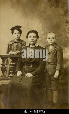 Meubles anciens c1910 photo, mère, fille et fils studio image. SOURCE : photographie originale. Banque D'Images