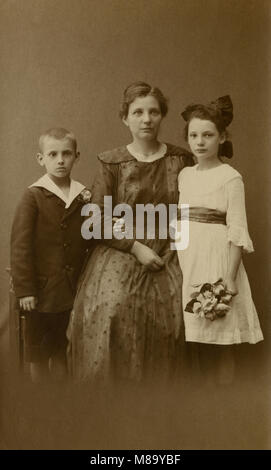 Meubles anciens c1910 photo, mère, fille et fils studio image. SOURCE : photographie originale. Banque D'Images