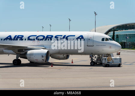 Vol Air Corsica avion à l'aéroport de Bastia Poretta en Corse Banque D'Images