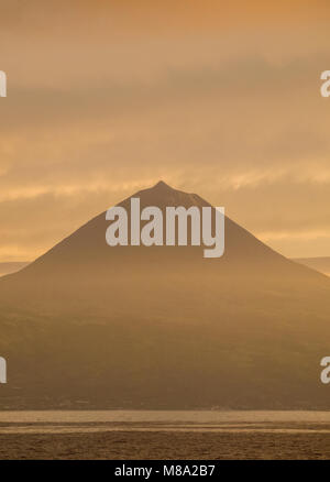 Vue vers l'île de Pico au coucher du soleil, l'île de Sao Jorge, Açores, Portugal Banque D'Images