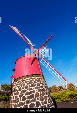 Moulin à vent traditionnel à Ponta Rasa près de Sao Joao, l'île de Pico, Açores, Portugal Banque D'Images