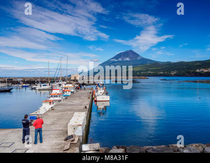 Port de Lajes do Pico, Pico Mountain en arrière-plan, l'île de Pico, Açores, Portugal Banque D'Images